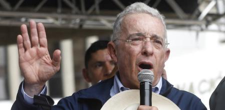 El expresidente colombiano Álvaro Uribe, condenado a 12 años de arresto domiciliario