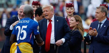 Gianni Infantino, jefe de la FIFA, y Donald Trump felicitan a Caicedo, del Chelsea, campeón del Mundial de Clubs