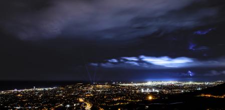 Barcelona bajo el filo eléctrico.
