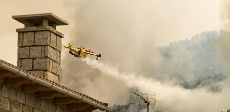 La situación del incendio que se declaró en la noche del lunes en el Barranco de las Cinco Villas, al sur de Ávila, y que avanza en dirección al municipio de El Arenal, es “muy complicada”.&nbsp;