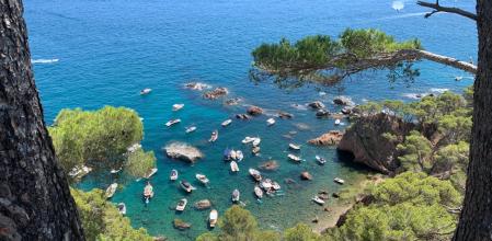 Embarcaciones fondeadas el pasado sábado en la cala del Vedell de Mont-ras, donde hace unas semanas unos desconocidos se llevaron las balizas que separaban la zona de baño del fondeo.