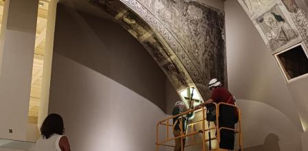 Técnicos del Gobierno de Aragón toman muestras de las pinturas murales de Sijena en el MNAC.