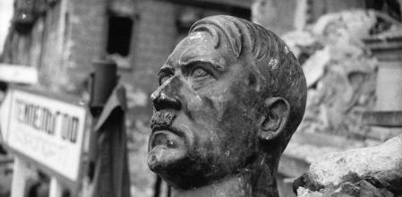 Busto de Hitler entre las ruinas de la Cancillería.