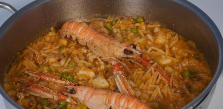 Fideuà con sepia y cigalas