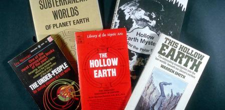 Libros sobre la teoría de la Tierra hueca