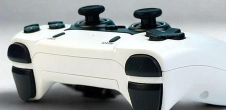 Uno de los mandos inalámbricos de la SJGAM Retro PRO