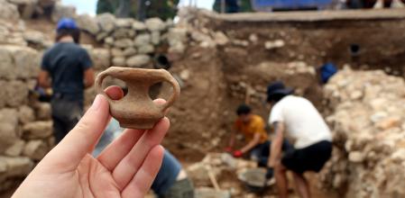 Detalle de uno de los vasos depositados como ofrenda.