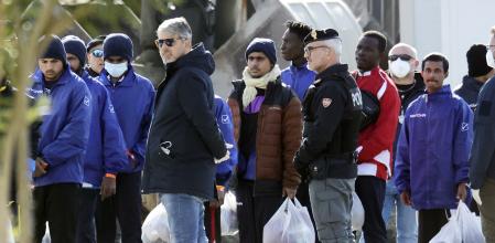 Un grupo de migrantes sigue a las autoridades tras su llegada al puerto de Shengjin, en el noroeste de Albania.&nbsp;