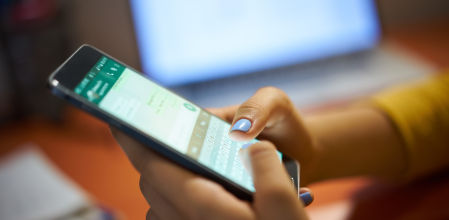 La nueva función de WhatsApp para evitar estafas y salir discretamente de los grupos en los que te han acribillado a mensajes