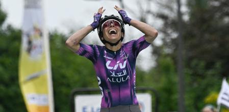 Liv-Alula-Jayco team's Spanish rider Mavi García celebrates as she crosses the finish line to win the 1st stage (out of 9) of the fourth edition of the Women's Tour de France cycling race, 78,8 km from Vannes to Plumelec, in Plumelec, western France, on July 26, 2025. (Photo by JULIEN DE ROSA / AFP)
