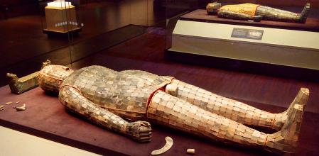 Traje funerario de jade del rey Liu Sheng, hijo del cuarto emperador Han, y su esposa, Dou Wan, conservados en el Museo de Hebei, China