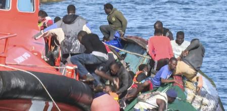 A finales de mayo un cayuco volcó cuando estaba siendo remolcado hacia el puerto de La Restinga (El Hierro). La embarcación naufragó y murieron siete mujeres, entre ellas dos niñas y una adolescente