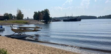 Una bañista en la playa cercana a la ópera en Savonlinna