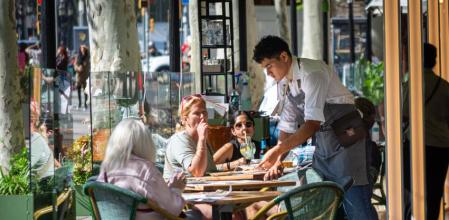 Un camarero en un bar de Barcelona