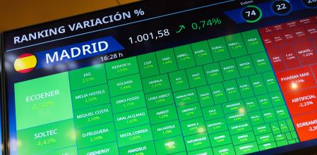 Vista de las pantallas informativas, en la Bolsa de Madrid en una imagen de archivo&nbsp;