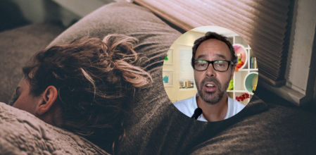 Imagen de un niño durmiendo en la cama