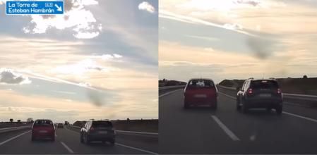 El momento en el que un coche se cambia de carril y obliga a otro conductor a desplazarse al arcén para evitar un accidente