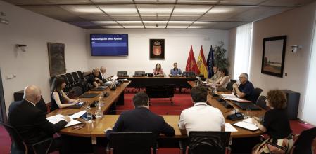 Irati Jiménez (c), del grupo parlamentario de EH Bildu, preside la sesión de la Comisión de Investigación sobre licitación y adjudicación de obras públicas del Gobierno de Navarra 