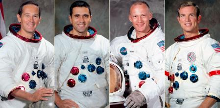 De izqda. a dcha., los astronautas Charlie Duke, Harrison Schmitt, Buzz Aldrin y David Scott con los trajes espaciales de sus misiones Apollo a la Luna