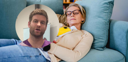 Una mujer durmiendo en el sofá