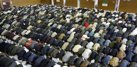 Decenas de personas rezan durante la celebración de la Fiesta del Cordero