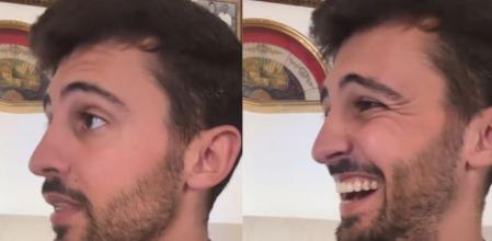 El protagonista explicando la cita