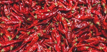 Chiles deshidratados en un mercado