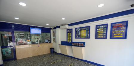 Interior de una Administración de Lotería (Foto de archivo).