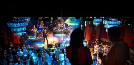 Centenares de personas, muchas con copa en mano, disfrutaron de Hotel Cochambre