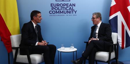 El presidente del Gobierno, Pedro Sánchez (i), y el primer ministro de Reino Unido, Keir Starmer (d), conversan a su llegada al Palacio de Blenheim, a 18 de julio de 2024, en Woodstock, Oxfordshire (Reino Unido&nbsp;