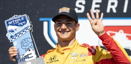 AME9005. PORTLAND (USA), 10/08/2025.- El piloto español Àlex Palou, del equipo Chip Ganassi, celebra tras quedar en el tercer puesto durante el Gran Premio de Portland este domingo, en Portland (EE. UU.). Palou se proclamó campeón de la IndyCar por cuarta vez en su carrera (2021, 2023, 2024 y 2025) tras terminar tercero en el Gran Premio de Portland, a falta de dos pruebas para el final de la temporada. EFE/Taylor Balkom