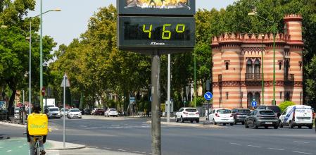 Ciclista por las calles de Sevilla en plena ola de calor el lunes 11 de agosto&nbsp;