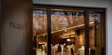 El comedor, ahora con menos mesas, desde la terraza exterior del restaurante