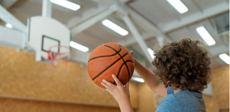 Un joven jugando a baloncesto
