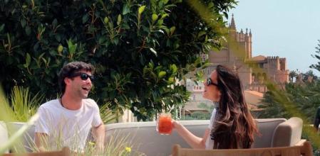 La terraza de Mariluz, en la muralla de Es Baluard, con el fondo de la catedral de Palma