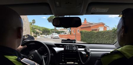 Agentes de la Policía Local patrullando por la urbanización Puig Romaní