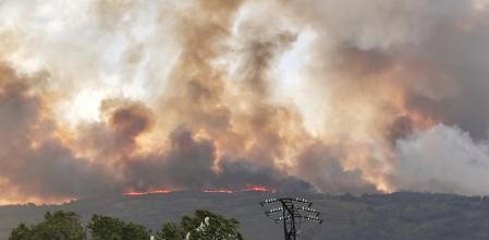 Vista del incendio forestal que afectaba este martes a Jarilla, Villar de Plasencia, Cabezabellosa y El Torno, en la provincia de Cáceres 