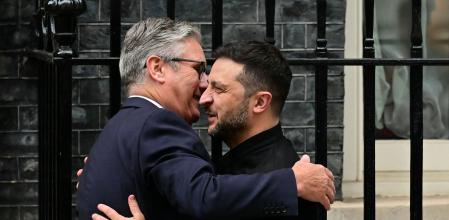 Keir Starmer y Volodímir Zelenski se abrazan a la llegada del presidente ucraniano al número 10 de Downing Street
