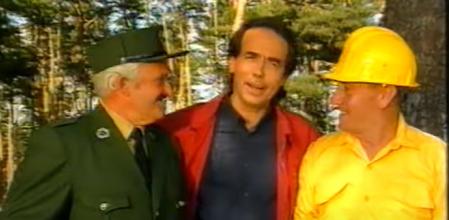 Joan Manuel Serrat, en uno de los sports de la legendaria compaña de lucha contra los incendios forestales 