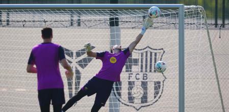BARCELONA, 15/08/2025.- El portero del FC Barcelona Joan García, durante el entrenamiento de este viernes en la Ciudad Deportiva Joan Gamper. EFE/Alejandro García