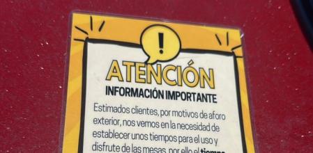 El polémico cartel que ha colocado un restaurante en todas sus mesas que ha despertado un debate entre la gente: “Supongo que incluirá también el tiempo que tardan en servirte”