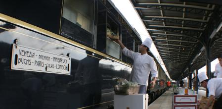 Els cuiners del Venice Simplon Orient-Express reposant aliments a la parada de París