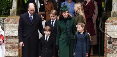 El príncipe Guillermo y Kate Middleton, junto a sus hijos en Sandringham, Norfolk, UK