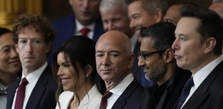 Los líderes empresariales de Silicon Valley (Mark Zuckerberg, Jeff Bezos, Sundar Pichai y Elon Musk durante la ceremonia de toma de posesión de Donald Trump el pasado mes de enero