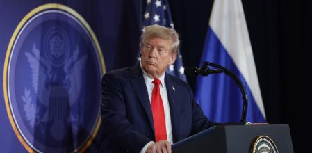 Donald Trump, cansado, mira hacia Vladimir Putin durante la rueda de premsa del viernes en Anchorabe