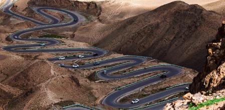 La carretera de Panlong serpentea entre montañas a una altura de hasta 4.000 metros&nbsp;