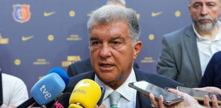 BARCELONA, 25/06/2025.- El presidente del FC Barcelona, Joan Laporta, atiende a los medios durante la presentación de vídeo podcast #{emoji}147;La Llotja del 125#{emoji}148;, en el Palau de la Música en Barcelona. EFE/Alejandro García