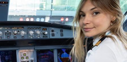 Savina Paül es piloto de aviones comerciales desde los 22 años