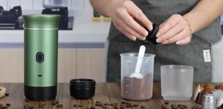 Preparación de café con una cafetera.