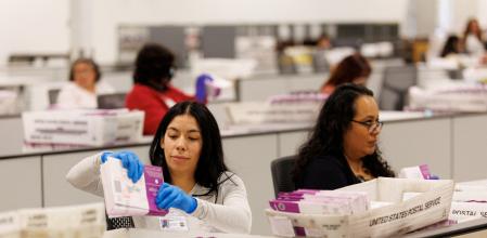 Trabajadoras procesan papeletas de voto por correo en el Centro de Procesamiento de Papeletas del Condado de Los Ángeles (California), en octubre del 2024.&nbsp;